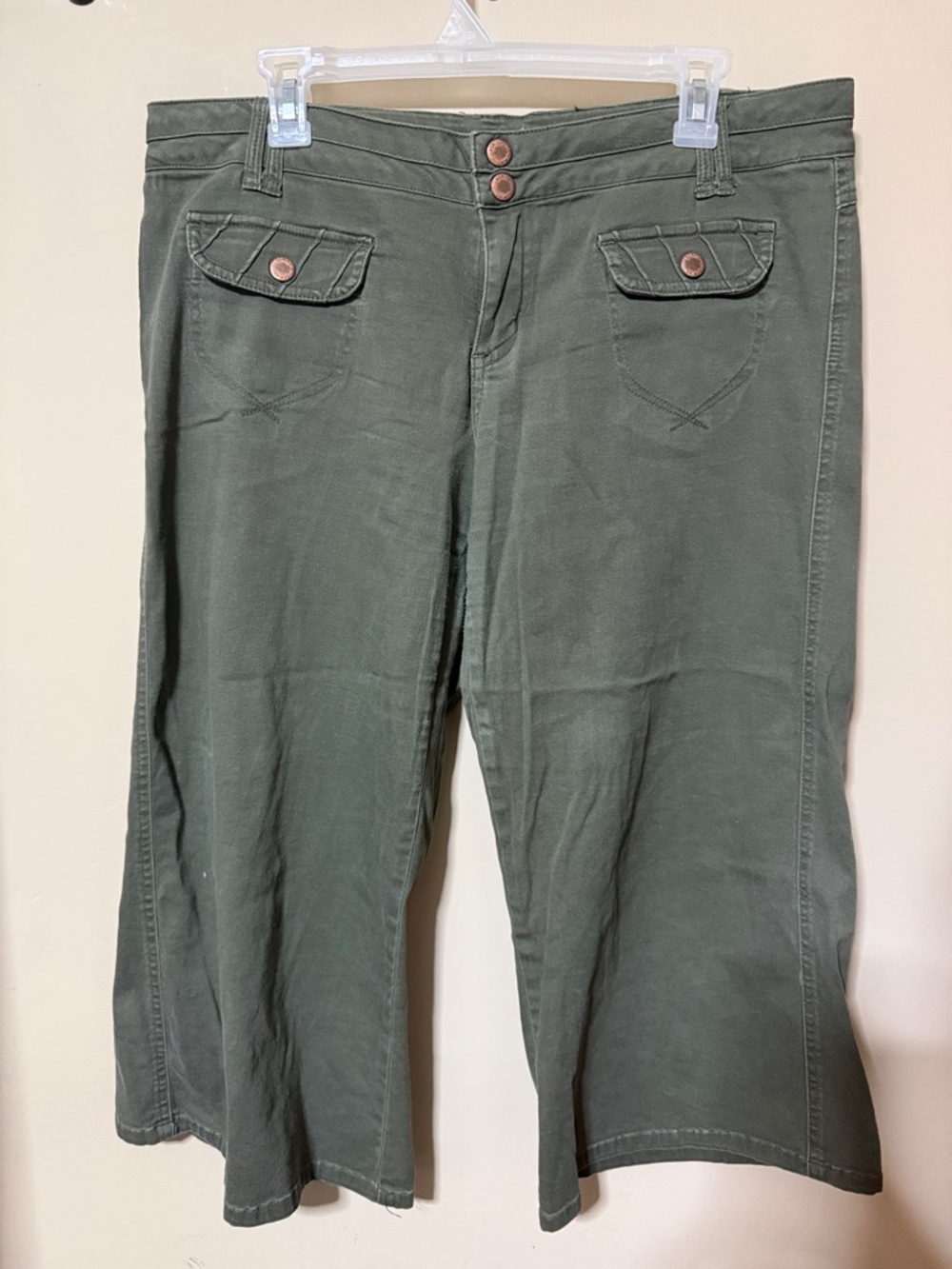 Rewind Olive Green Wide-Leg Cropped Pants with Flap Pockets